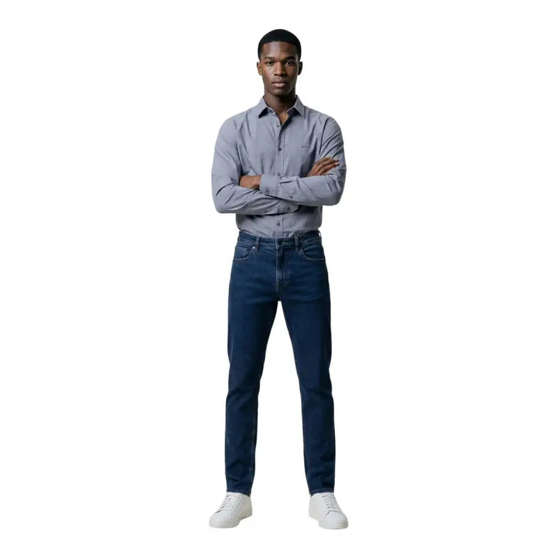 Jean en denim bleu foncé à coupe droite classique et délavage subtil aux genoux par armani exchange