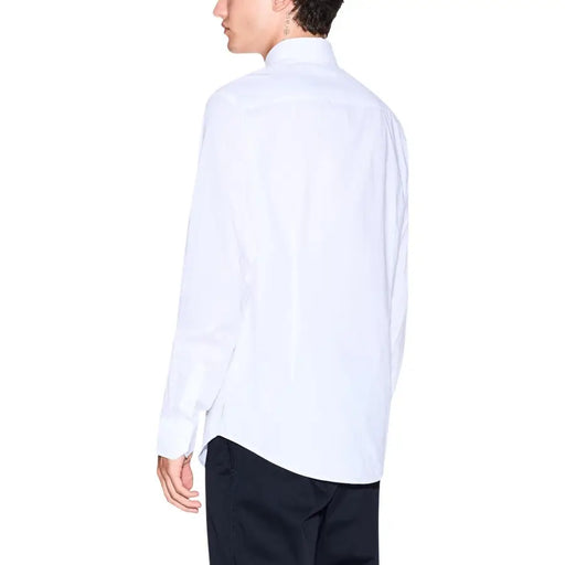 Armani Exchange Chemise homme blanche impeccable à manches longues, col classique et coupe ajustée.