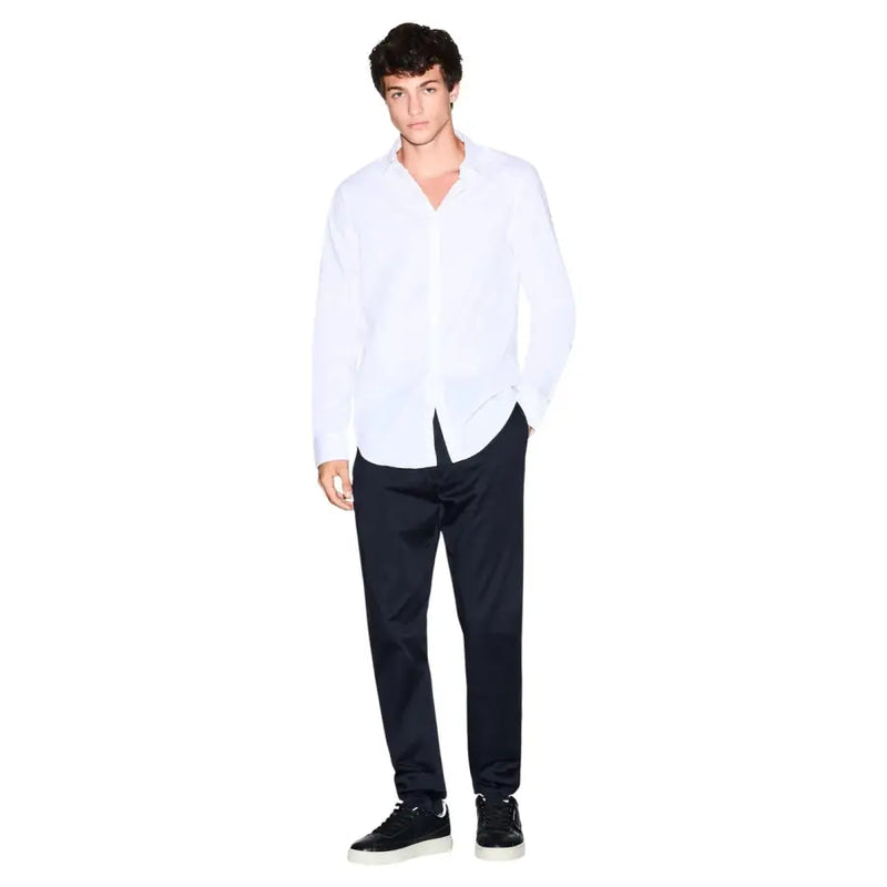 Armani Exchange Chemise homme blanche impeccable à manches longues et boutons, avec un col classique et une coupe ajustée.