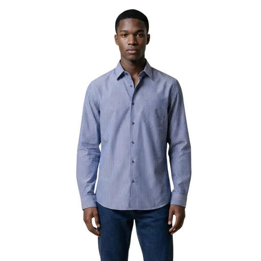 Armani Exchange Chemise homme à manches longues, rayée bleue et blanche, boutonnée, avec col classique et poche poitrine