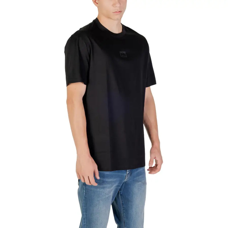 Men’s short-sleeved black cotton T-shirt with crew neck paired with light blue jeans