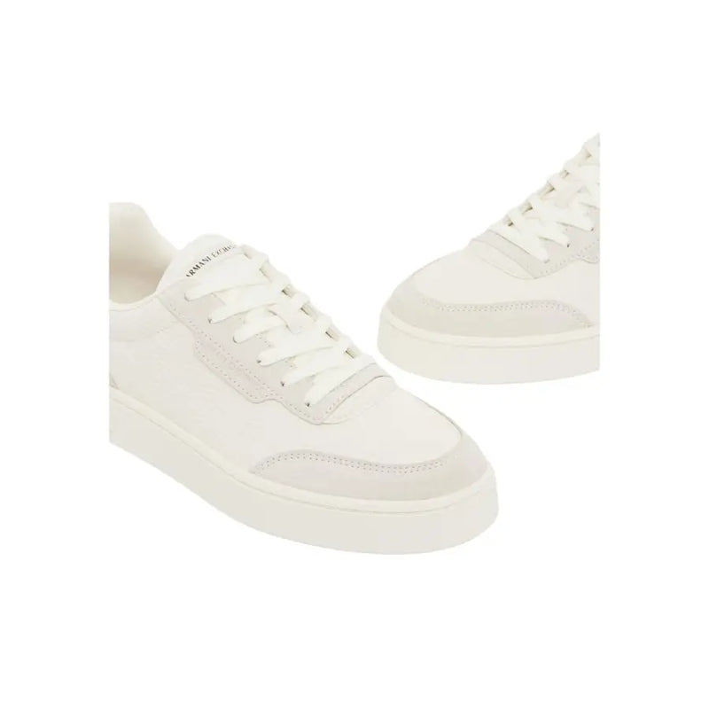 Armani Exchange Baskets blanches à lacets pour homme en polyuréthane, au design minimaliste épuré et aux coutures contrastées discrètes.