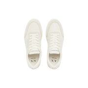 Armani Exchange Baskets blanches à lacets pour homme, en polyuréthane avec empiècements en cuir blanc, design minimaliste et logo discret sur la languette et le talon.