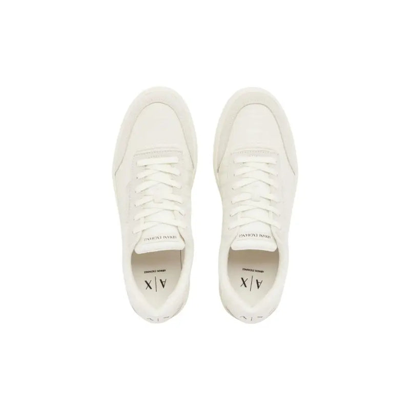Armani Exchange Baskets blanches à lacets pour homme, en polyuréthane avec empiècements en cuir blanc, design minimaliste et logo discret sur la languette et le talon.