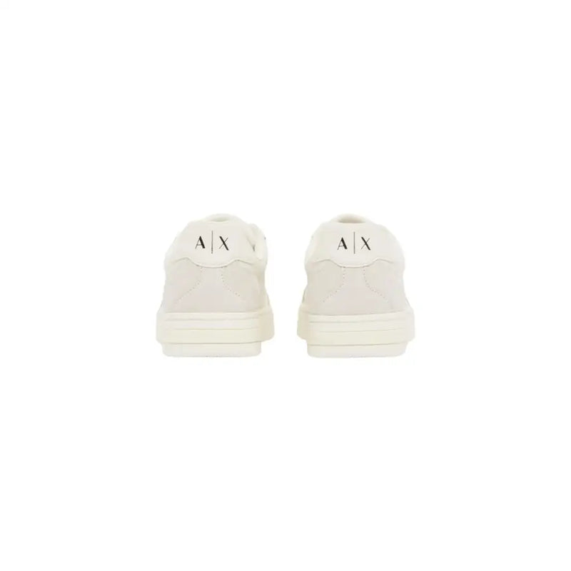 Une paire de blanc cassé Armani Exchange Baskets pour hommes au design minimaliste et aux coutures discrètes en polyuréthane