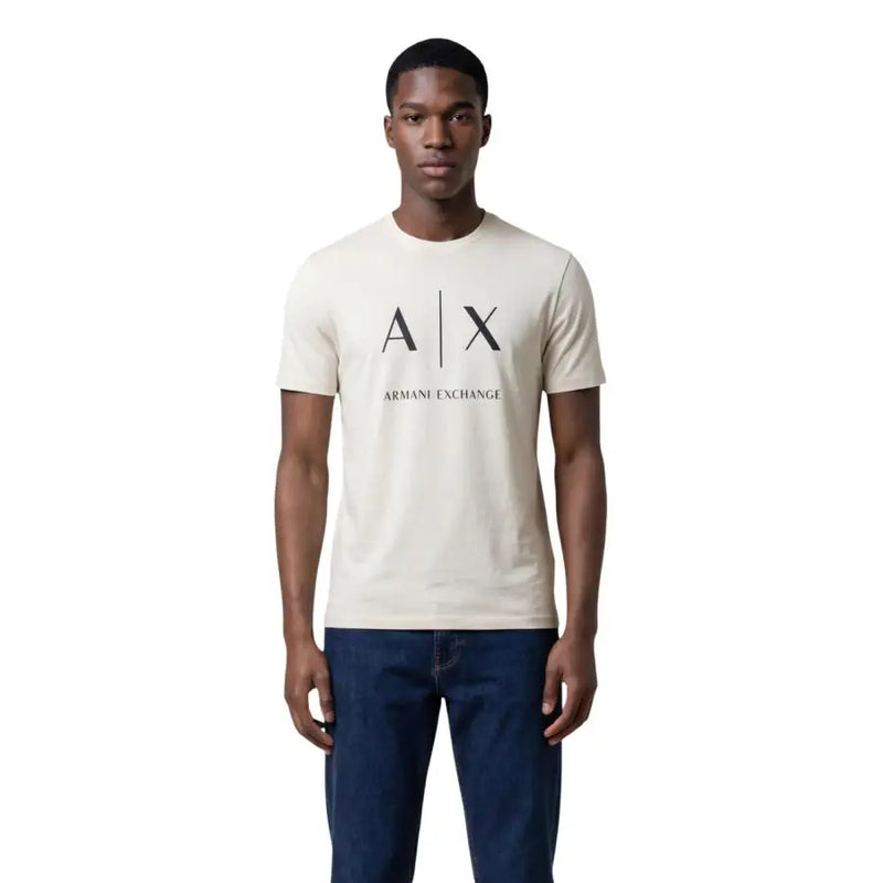 couleur crème Armani Exchange hommes t-shirt avec le logo de la hache noire et le nom de la marque imprimés sur le devant