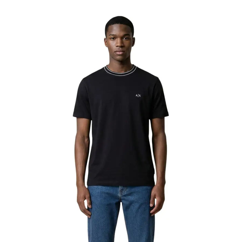 Armani Exchange homme manches courtes noir t-shirt avec bordure blanche au col et petit logo brodé sur la poitrine