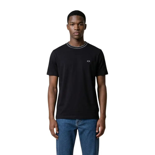 Armani Exchange homme manches courtes noir t-shirt avec bordure blanche au col et petit logo brodé sur la poitrine