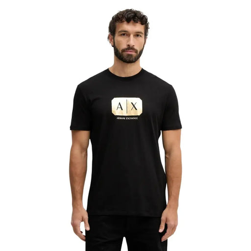 Armani Exchange hommes noirs t-shirt avec un logo de hache rectangulaire doré et armani exchange texte sur le devant