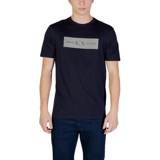T-shirt noir à manches courtes Armani Exchange hommes t-shirt avec un rectangle argenté en relief armani exchange logo sur le devant