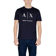 Armani Exchange hommes t-shirt en noir avec le logo de la hache blanc et le nom de la marque imprimés sur la poitrine