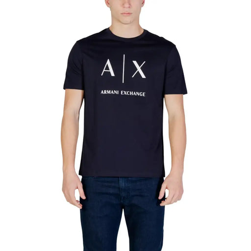 Armani Exchange hommes t-shirt en noir avec le logo de la hache blanc et le nom de la marque imprimés sur la poitrine
