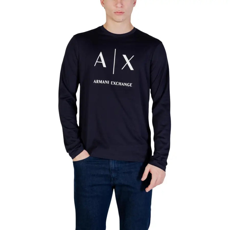 chemise bleu marine à manches longues Armani Exchange hommes t-shirt avec le logo de la hache blanche et le nom de la marque imprimés sur la poitrine