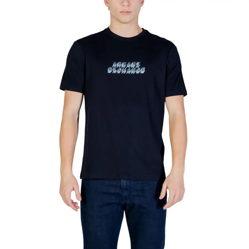 T-shirt noir à manches courtes Armani Exchange hommes t-shirt avec des couleurs bleu clair et blanc Armani Exchange logo sur la poitrine