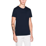 Un élégant coton bleu marine t-shirt depuis Armani Exchange avec un col rond classique et des manches courtes pour hommes