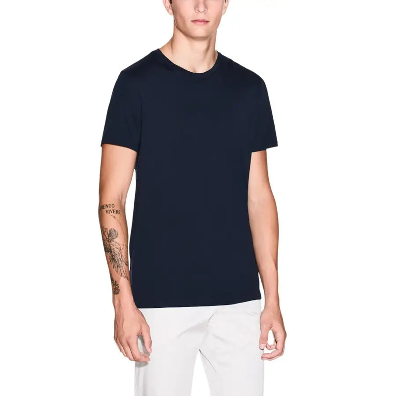 Un élégant coton bleu marine t-shirt depuis Armani Exchange avec un col rond classique et des manches courtes pour hommes