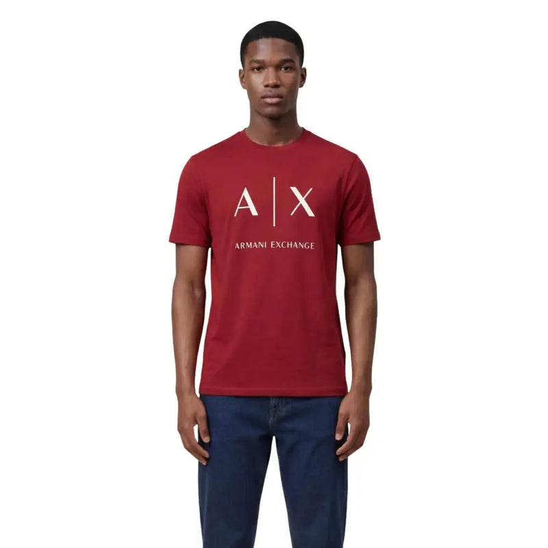 Rouge Armani Exchange hommes t-shirt avec un logo AX blanc et le nom de la marque imprimés sur la poitrine