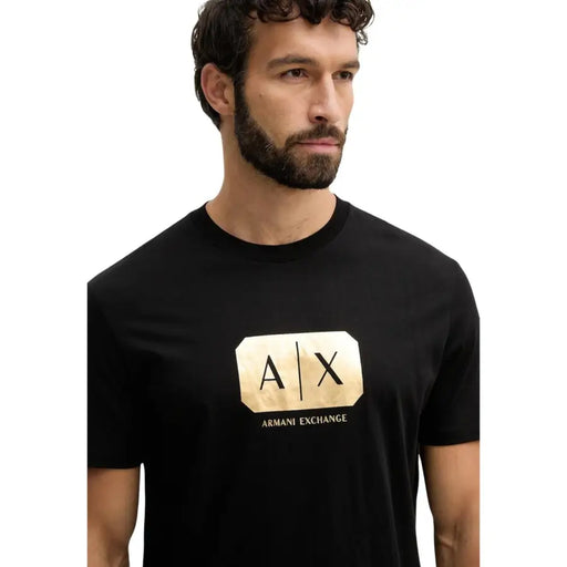Noir Armani Exchange hommes t-shirt orné d'un logo a|x et du nom de la marque en feuille d'or sur le devant