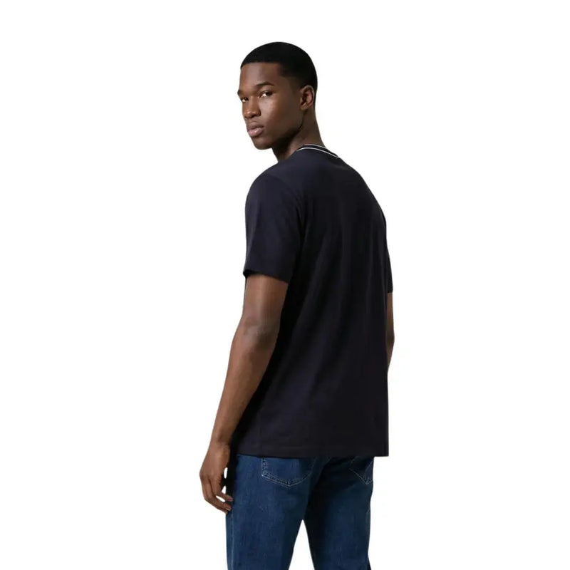 coton bleu marine Armani Exchange hommes t-shirt avec une bordure blanche le long de l'encolure pour une tenue décontractée