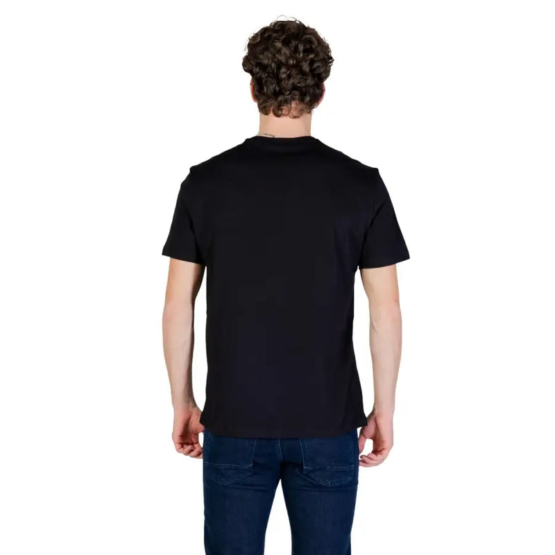 Armani Exchange hommes t-shirt présentant un modèle à manches courtes et col rond noir en tissu de coton doux