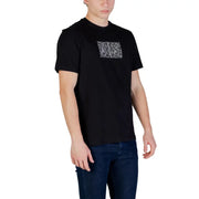 Armani Exchange t-shirt noir à manches courtes pour homme t-shirt avec un motif géométrique abstrait blanc sur la poitrine pour une tenue décontractée