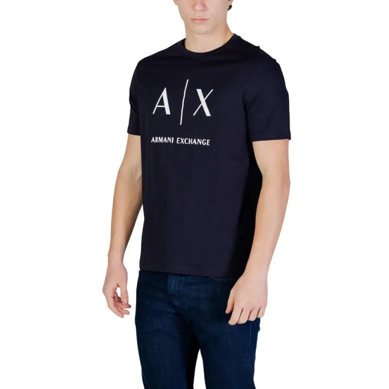 bleu marine Armani Exchange hommes t-shirt avec le logo de la hache blanche et le nom de la marque imprimés sur la poitrine