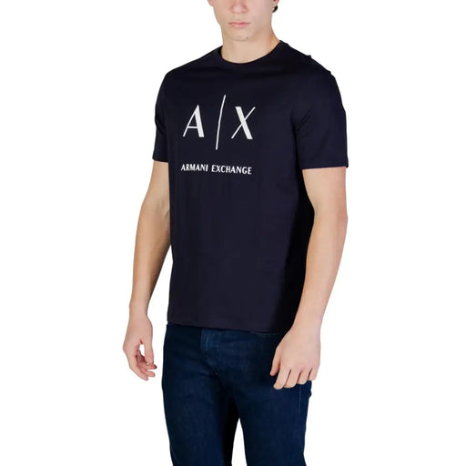 bleu marine Armani Exchange hommes t-shirt avec le logo de la hache blanche et le nom de la marque imprimés sur la poitrine