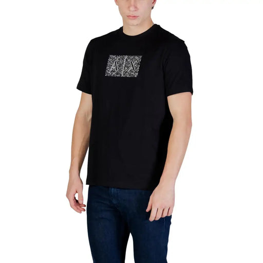 Armani Exchange hommes t-shirt en coton noir avec un motif abstrait blanc sur la poitrine pour une tenue décontractée