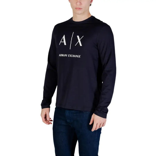 Armani Exchange homme manches longues noir t-shirt avec le logo de la hache blanche et le nom de la marque imprimés sur la poitrine