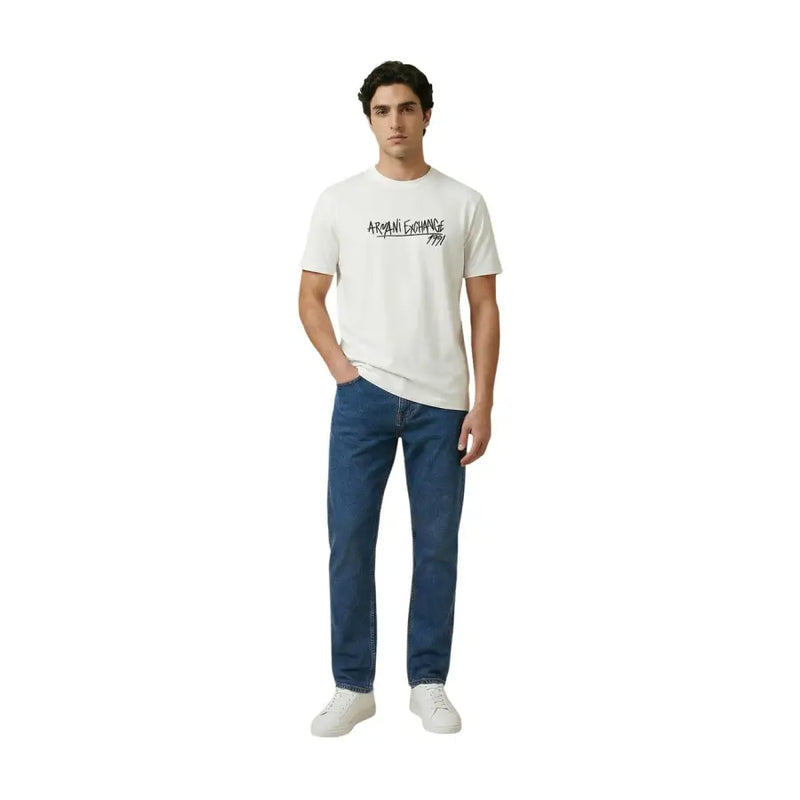 Coton blanc Armani Exchange hommes t-shirt avec un imprimé graphique noir sur la face avant de l'échange d'arômes de 1974