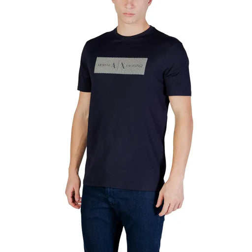 bleu marine armani exchange hommes t-shirt à manches courtes et un écusson logo rectangulaire argenté sur la poitrine