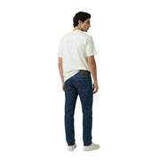 Jean en denim bleu foncé à cinq poches classiques et passant de ceinture en cuir marron, associé à armani exchange t-shirt homme
