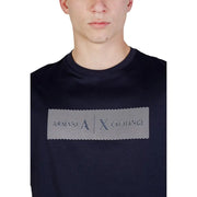 Coton noir Armani Exchange hommes t-shirt avec un graphisme rectangulaire comportant des rayures blanches diagonales et un logo gris