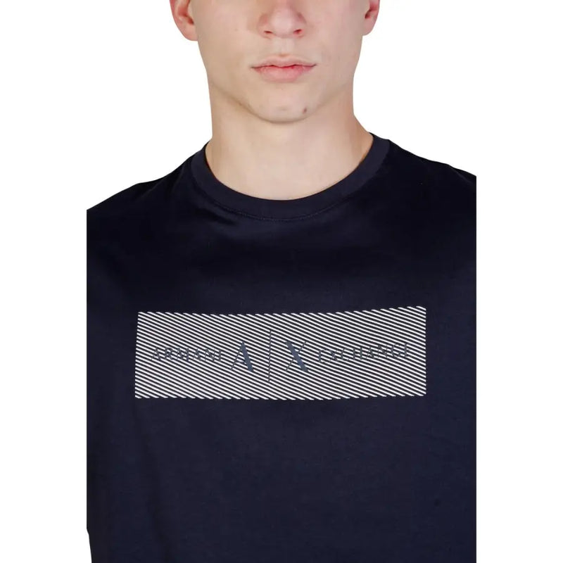 Coton noir Armani Exchange hommes t-shirt avec un graphisme rectangulaire comportant des rayures blanches diagonales et un logo gris