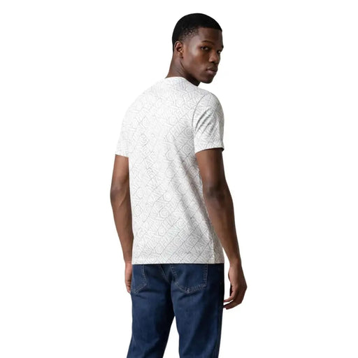 Armani Exchange t-shirt blanc à manches courtes pour homme t-shirt avec un motif de logo géométrique subtil et répétitif pour vêtements décontractés