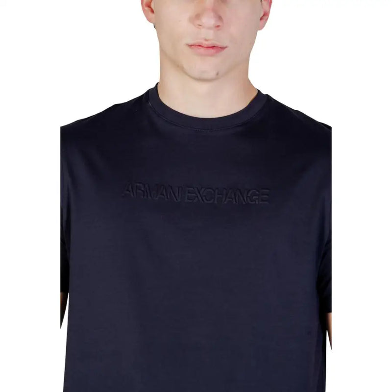 Noir Armani Exchange hommes t-shirt avec un col rond et un logo discret en relief pour un style décontracté