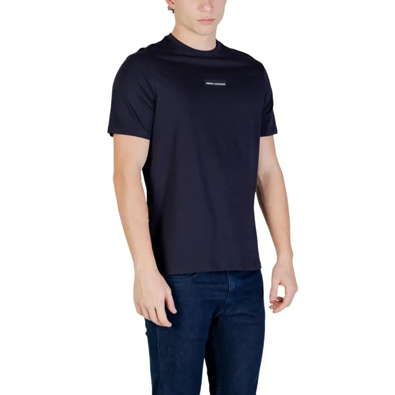 Armani Exchange t-shirt noir à manches courtes pour homme t-shirt avec un petit écusson rectangulaire portant le logo sur la poitrine gauche