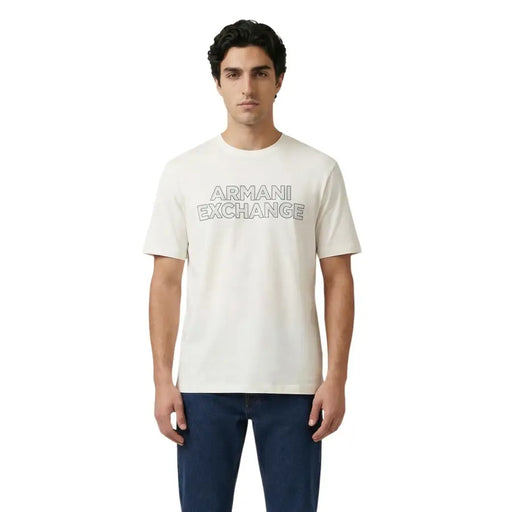 couleur crème Armani Exchange hommes t-shirt avec un logo discret en contour sur la poitrine pour une tenue décontractée