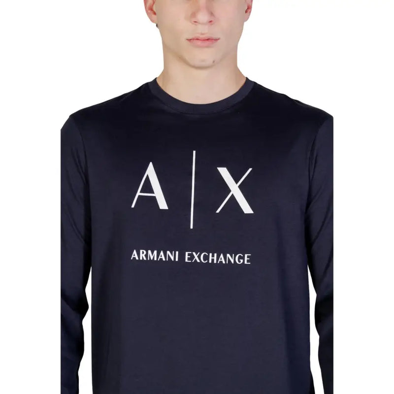 chemise bleu marine à manches longues Armani Exchange hommes t-shirt avec le logo de la hache blanche et le nom de la marque imprimés sur la poitrine