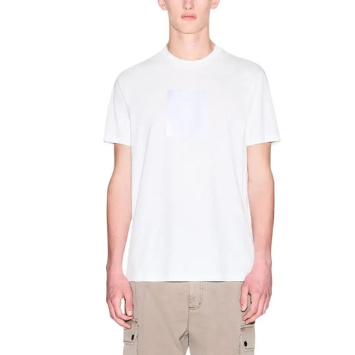 Armani Exchange pull blanc pour homme t-shirt avec un logo rectangulaire gris clair sur la poitrine pour une tenue décontractée