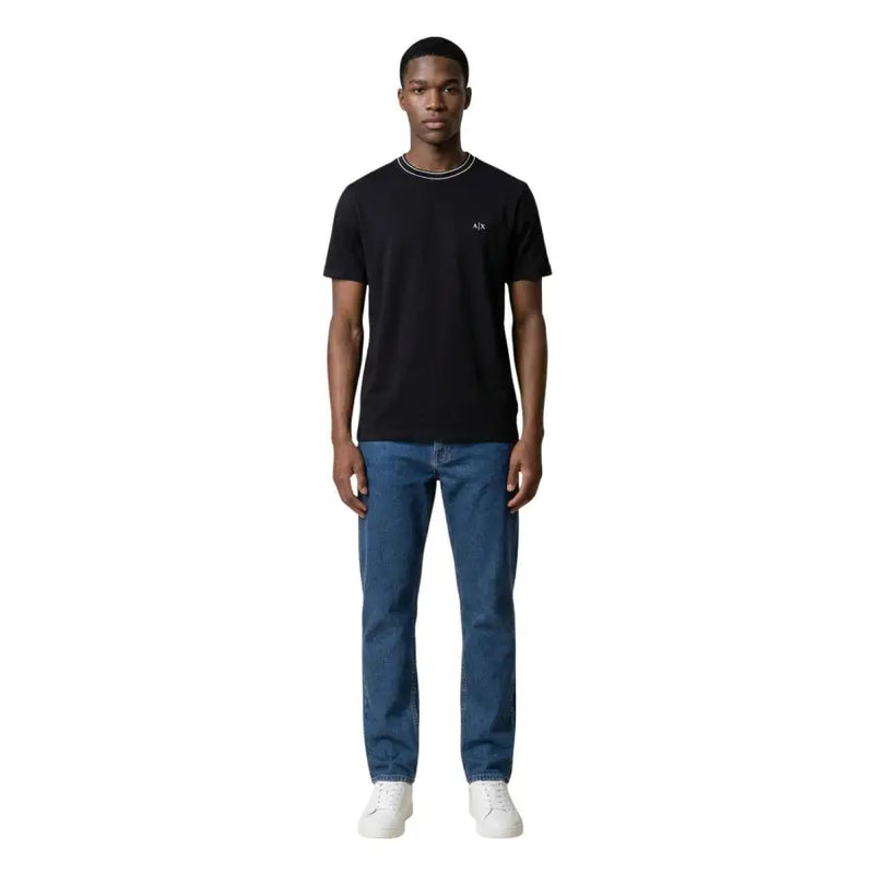 Armani Exchange t-shirt noir à manches courtes pour homme t-shirt avec un discret liseré blanc à l'encolure et un petit logo brodé sur la poitrine