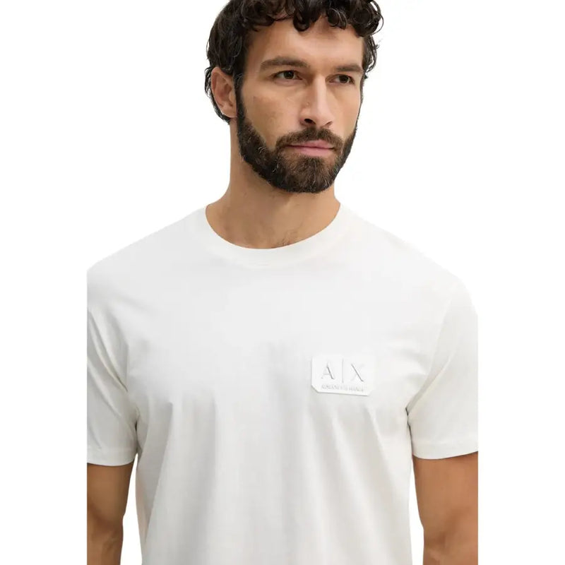 Coton blanc Armani Exchange hommes t-shirt avec un logo brodé discret sur la poitrine gauche pour une tenue décontractée