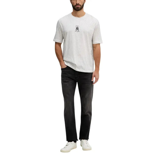 Armani Exchange hommes t-shirt manches courtes à rayures verticales blanches et noires et petit logo brodé sur la poitrine