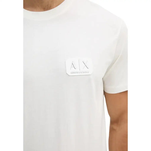 Blanc Armani Exchange T-shirt pour homme orné d'un discret écusson rectangulaire reprenant le logo emblématique de la hache.