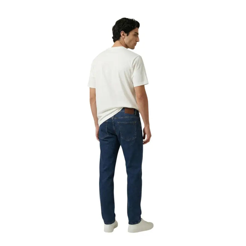 Jean en denim bleu foncé avec une coupe classique à cinq poches et une boucle de ceinture en cuir marron de armani exchange hommes t-shirt collection