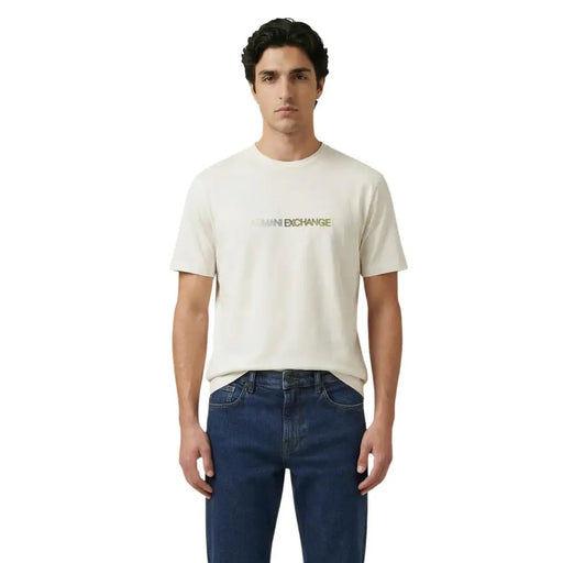 couleur crème Armani Exchange hommes t-shirt avec un logo métallique discret sur la poitrine en tissu de coton doux