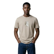 Armani Exchange T-shirt homme beige à manches courtes en coton, orné d'un discret motif métallisé de feuille de palmier sur la poitrine.