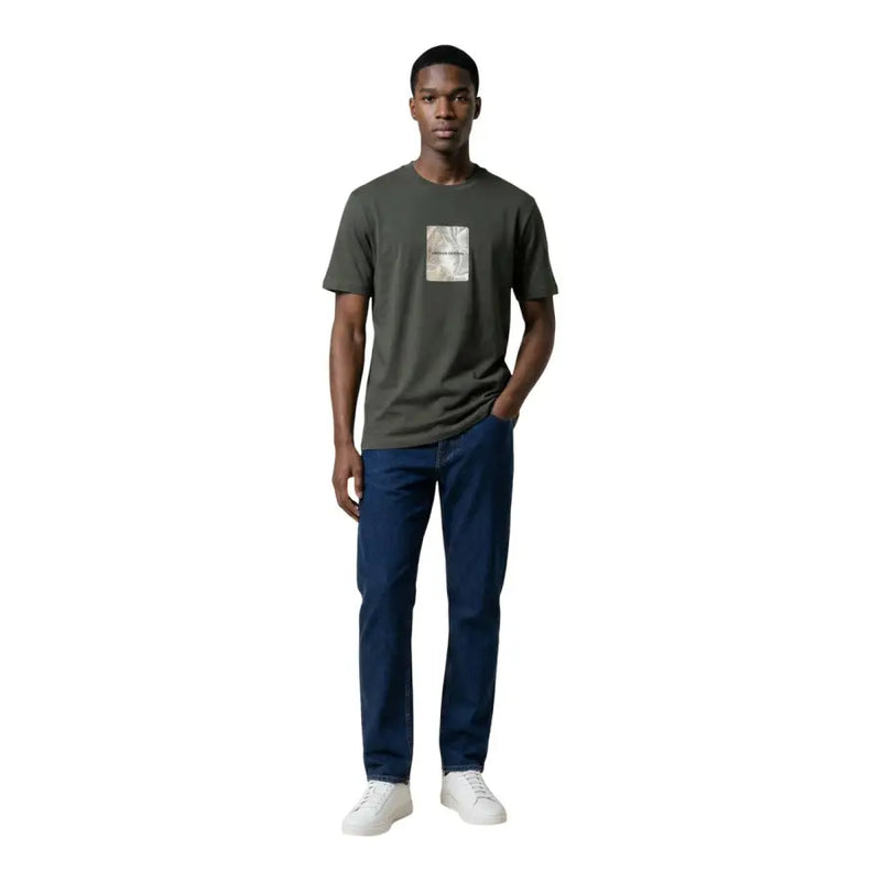 Armani Exchange T-shirt homme vert en coton, col rond, manches courtes vert olive et écusson carré clair sur la poitrine