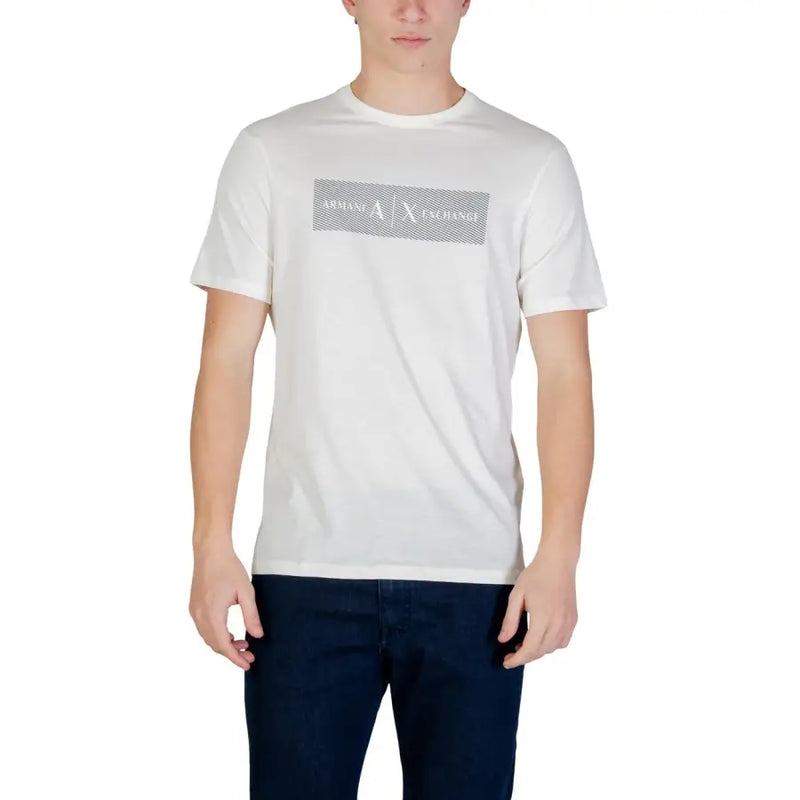 Armani Exchange hommes t-shirt en coton blanc avec un logo rectangulaire gris reprenant le motif emblématique de la marque