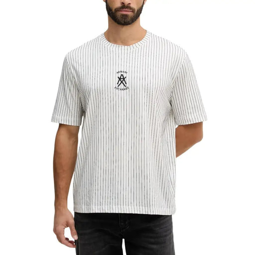 Armani Exchange hommes t-shirt avec des rayures verticales blanches et noires, manches courtes et petit logo sur la poitrine